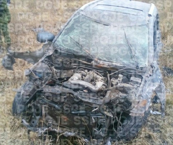 Abandonan vehículo volcado con drogas y cartuchos