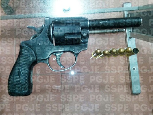 Detienen en San Luis de la Paz a pareja con un revolver