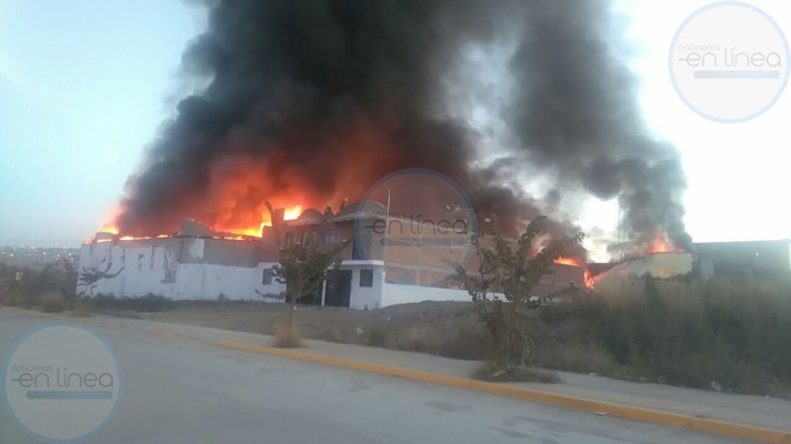 Se incendia bodega de plásticos en León
