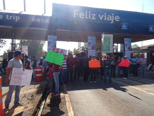 Manifestantes bloquean caseta de cobro en Guanajuato