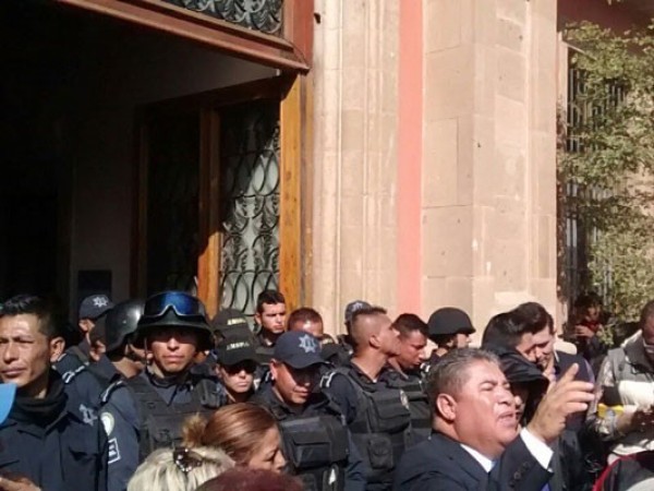 Líderes políticos en la manifestación contra el alza del pasaje en León