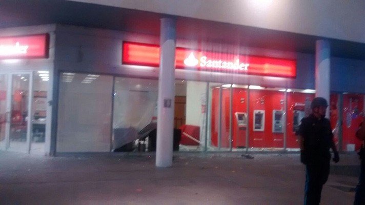 Vandalizan banco en Walmart Torres Landa, 43 detenidos