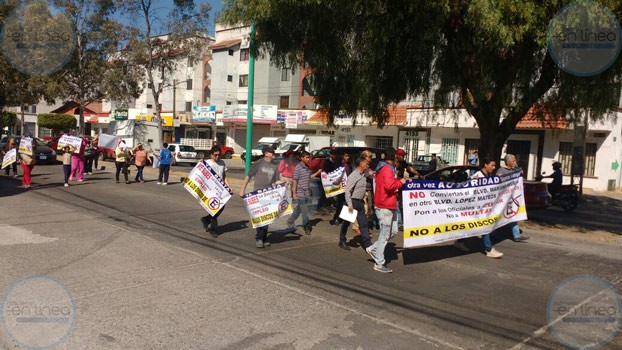 Comerciantes se manifiestan contra prohibición de estacionamiento