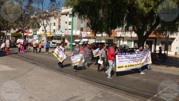 Comerciantes se manifiestan contra prohibición de estacionamiento