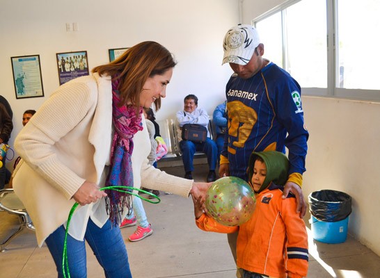 Reciben regalos de reyes, pequeños pacientes del Hospital General de Guanajuato.