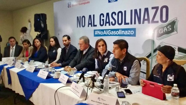 PAN recolecta firmas para reducir impuestos a la gasolina