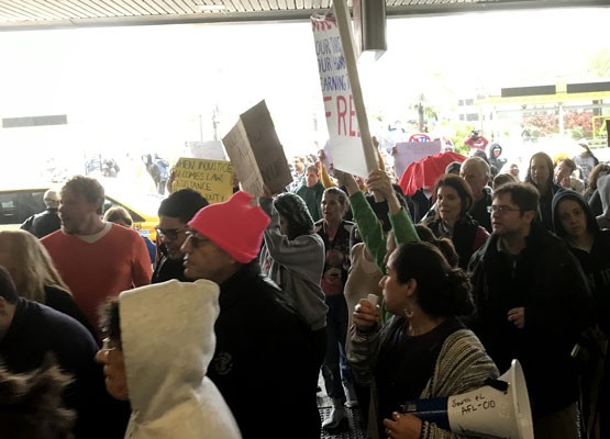 Protestas en aeropuertos de Florida contra el veto de Trump a musulmanes