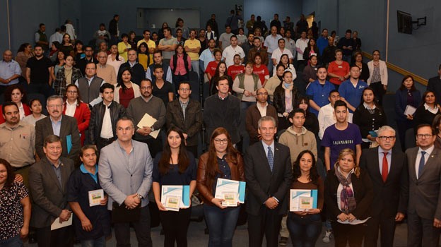 Entregan 13 mil tarjetas pagobus a 64 fábricas de calzado