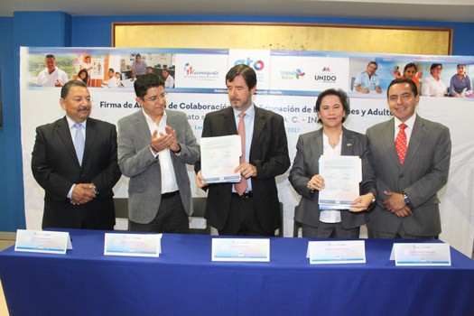 Ofrecen 2 mil becas para combatir rezago educativo en adultos de Guanajuato