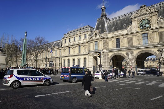Evacuan Museo del Louvre tras agresión a militar