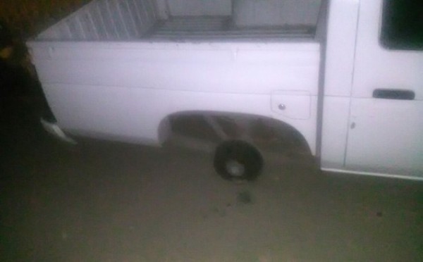 Roban camioneta a tránsito de León, tres personas detenidas