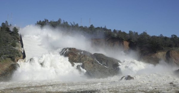 Más de 100 mil personas evacuadas en California por daño en presa