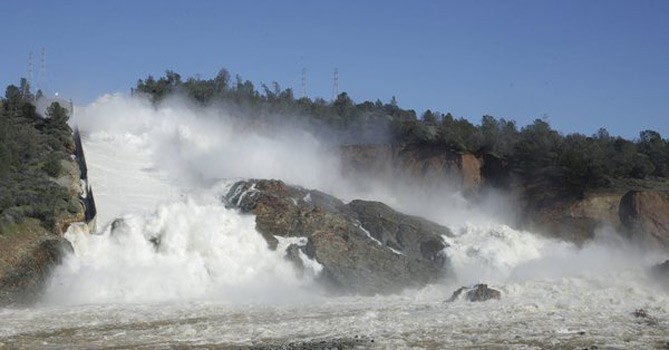 Más de 100 mil personas evacuadas en California por daño en presa