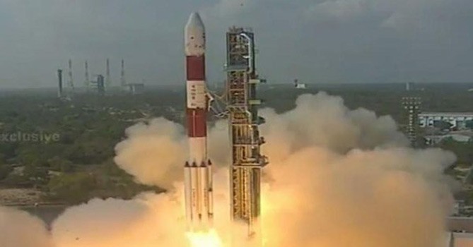 India fija nuevo récord al lanzar 104 satélites en la misma misión