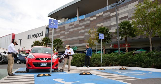 Multan a 14 automovilistas por no respetar lugares exclusivos