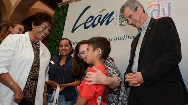 Entrega aparatos auditivos a leoneses