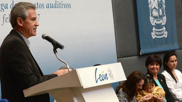 Administración municipal atenta a solicitudes de apoyo de migrantes leoneses