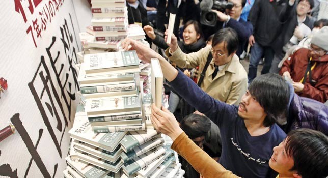 Miles de japoneses abarrotan librerías para comprar novela de Murakami