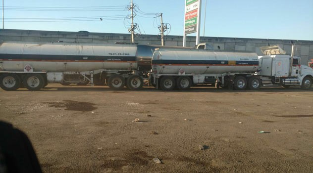 Aseguran tractocamión en Salamanca, transportaba combustible ilegal