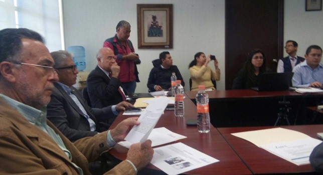 Sin regidores de oposición, rechazan revocar aumento al transporte en León
