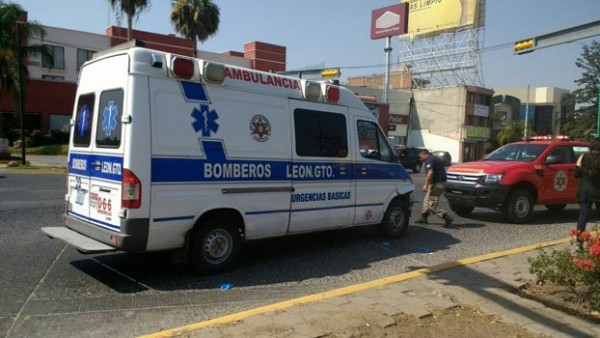 Motociclista se impacta contra una ambulancia que trasladaba un lesionado