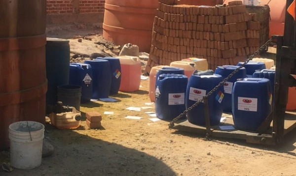 Clausuran finca con más de 7 mil litros de productos químicos