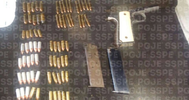 Detienen a motociclista armado con pistola y cartuchos útiles