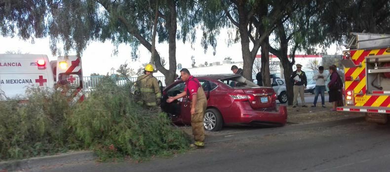 Tras impactarse contra un árbol dos personas resultaron lesionadas