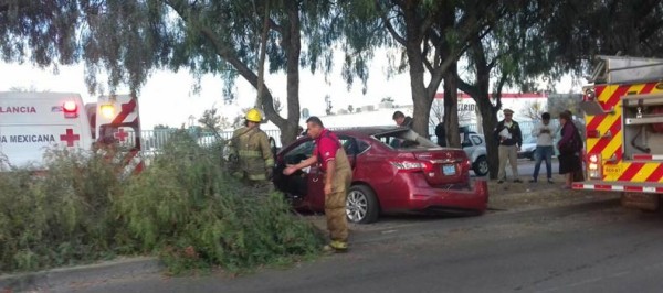 Tras impactarse contra un árbol dos personas resultaron lesionadas