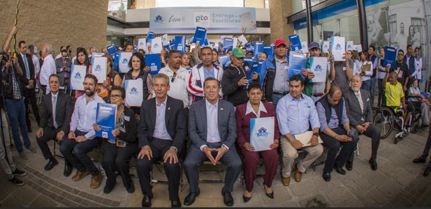 Entregan 500 escrituras a familias leonesas