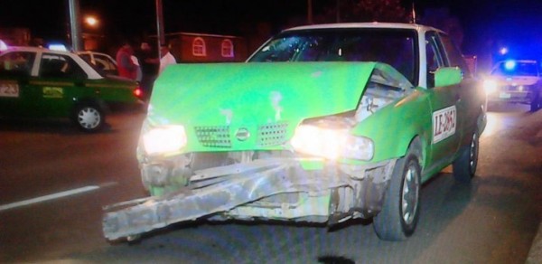 Taxi verde choca a taxi ejecutivo: su conductor huyó y abandonó la unidad