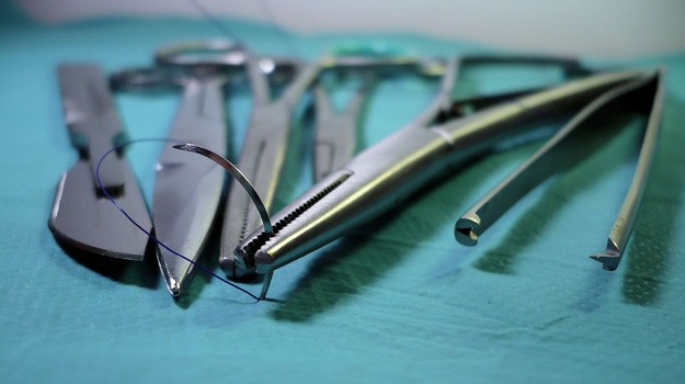 Médico leonés arrestado por practicar mal una cirugía