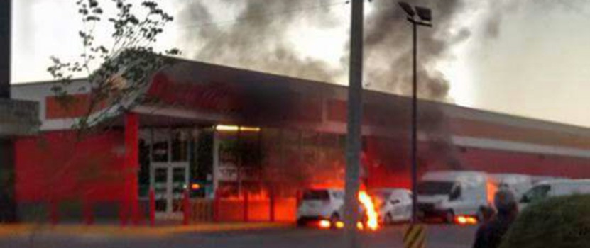 Se incendian 4 vehículos en el estacionamiento de un negocio de autopartes