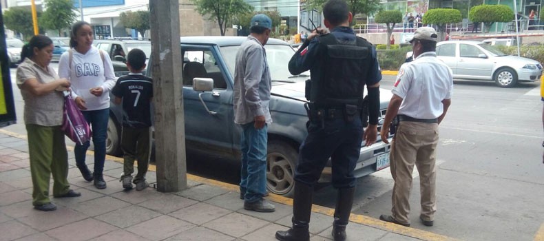 Explota motor de una camioneta en López Mateos