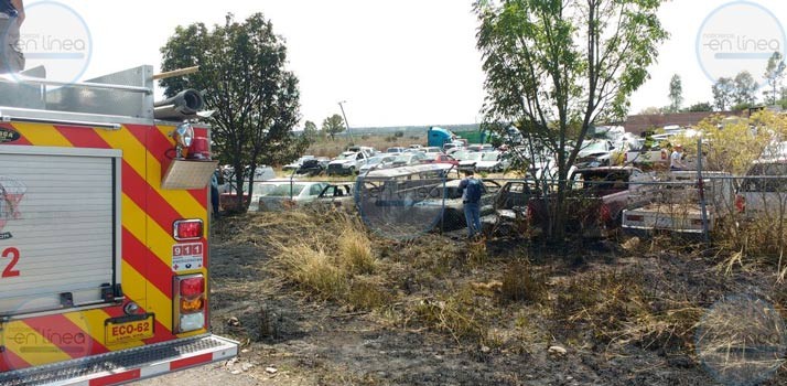 Incendio de pastizal consume vehículos de una pensión