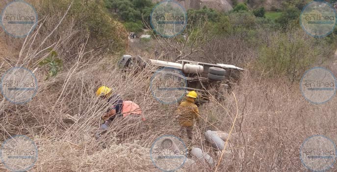 Vuelca camión cargado con cilindros de gas