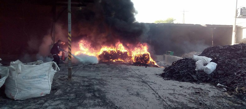 Toneladas de plástico fueron consumidas por el fuego