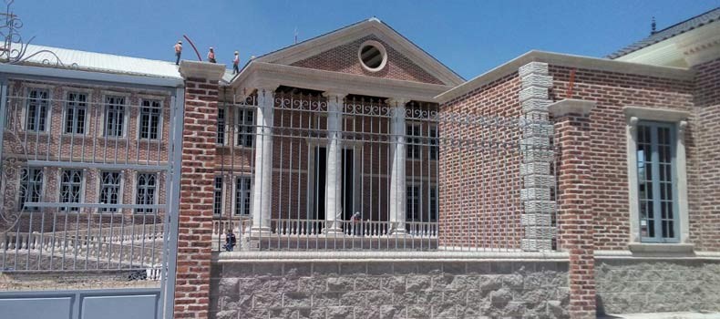 Grave trabajador de una obra tras caer de un andamio