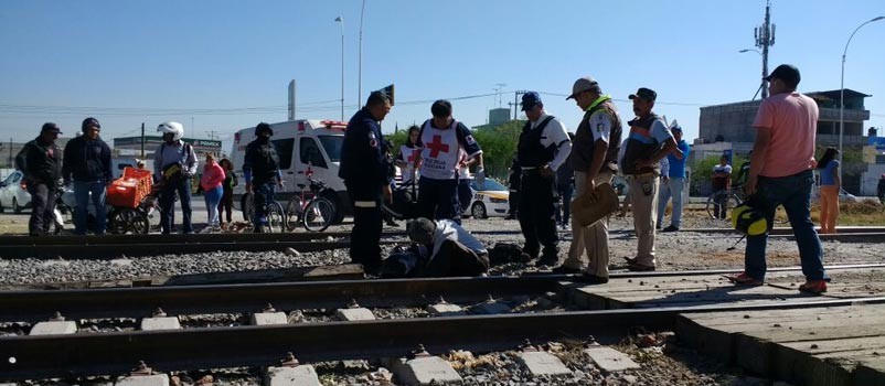 Joven motociclista se estrella contra el tren en León