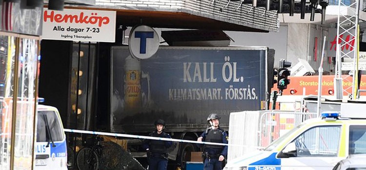 Deja cuatro muertos y 15 heridos ataque con camión en Estocolmo