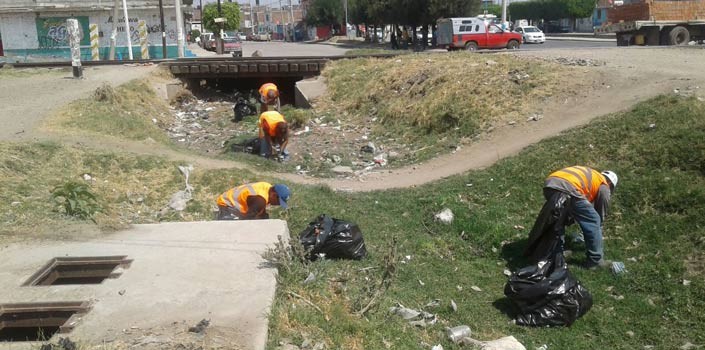 Limpian canales y arroyos en Silao