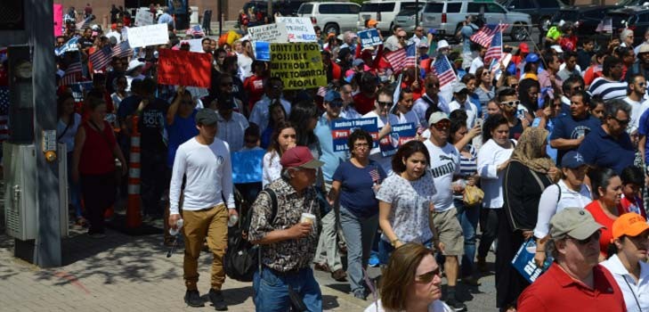 Miles de inmigrantes marchan en Dallas en demanda de sus derechos