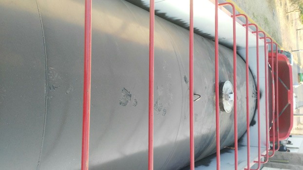 Esconden tanque con gasolina en un camión de redilas