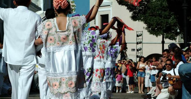 El terno, la prenda que da colorido a las tradiciones yucatecas