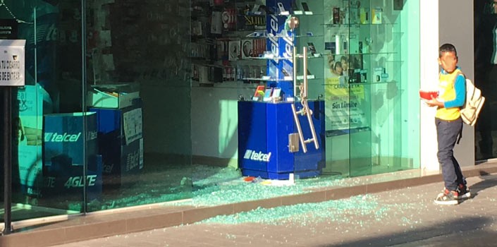Mujer es detenida al robar una tienda de celulares