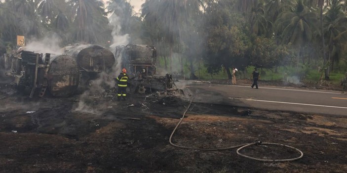Chocan pipa y camión en Guerrero, mueren 24 personas calcinadas