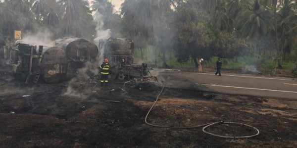 Chocan pipa y camión en Guerrero, mueren 24 personas calcinadas