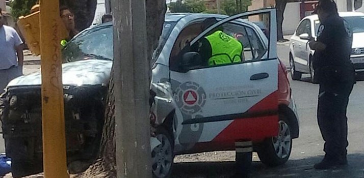 Lesionado elemento de Protección Civil al chocar en la colonia Obrera