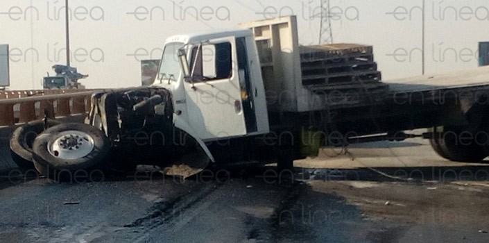 Impacta tráiler contra puente del bulevar Morelos