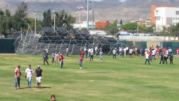 Cae estructura metálica del estadio Domingo Santana; suspenden partido